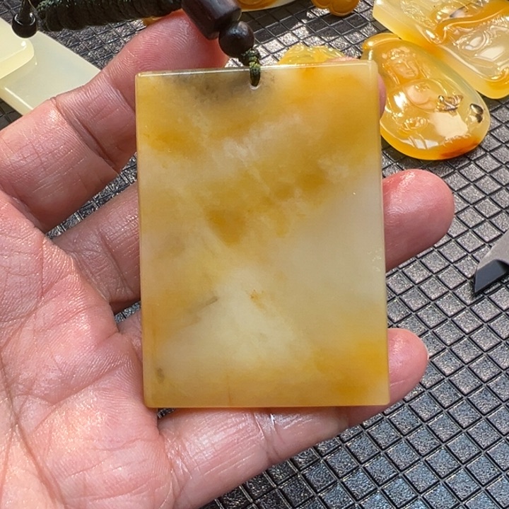 石英质玉（黄龙玉）颈饰未镶嵌