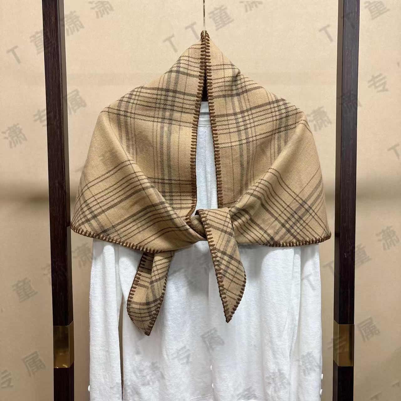 （锁边-黄色朝夕三角巾）新款格纹65*150左右三角巾披肩
