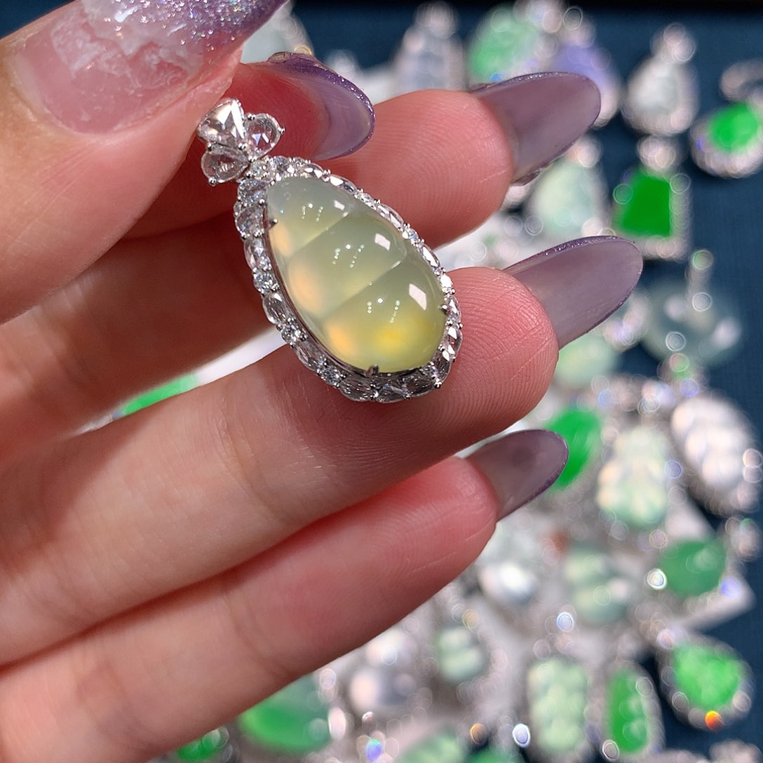 翡翠颈饰18K金镶嵌豆子