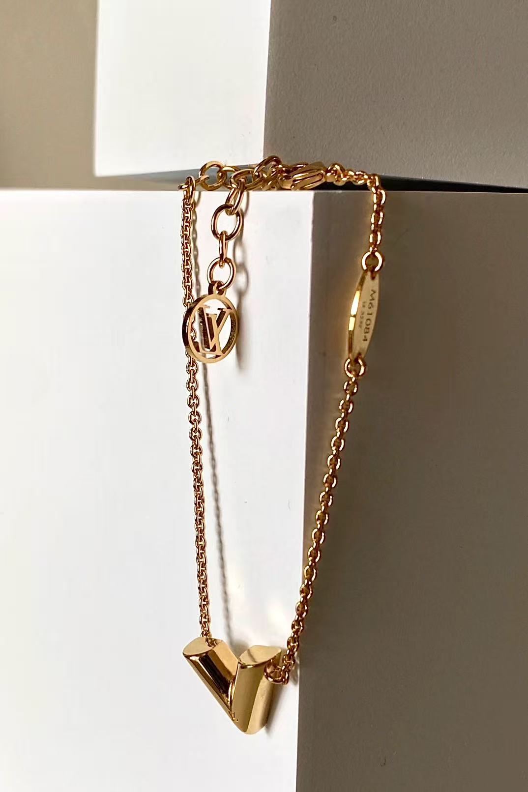 95新 LouisVuitton/路易威登 LV路易威登  金色v字项链