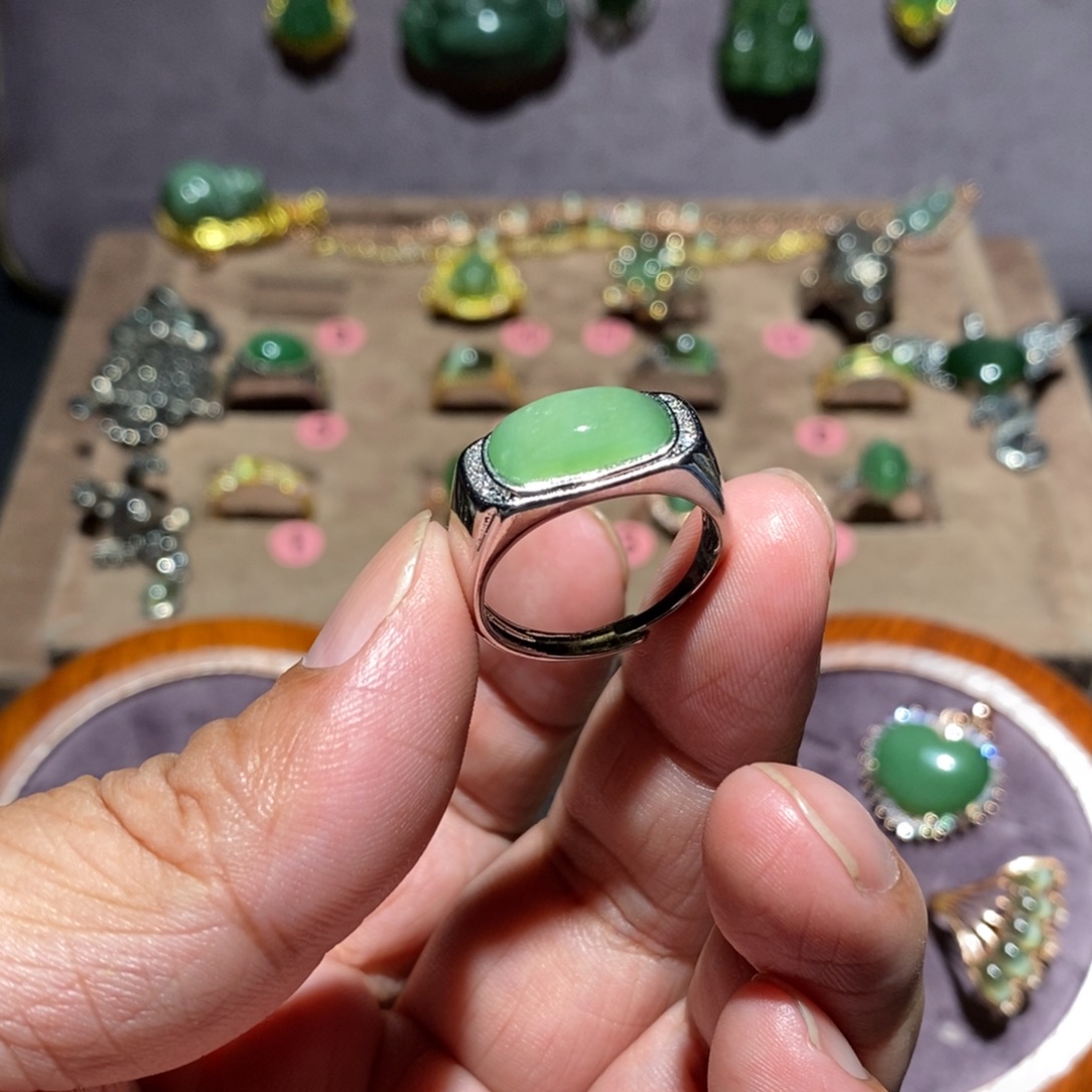 未镶嵌戒指和田玉（碧玉）