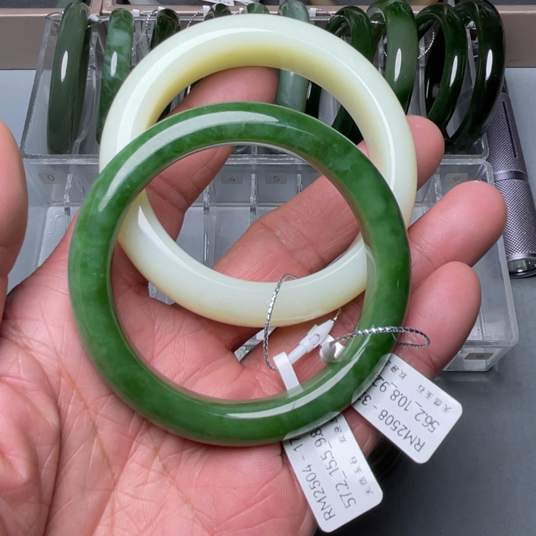 朱***意和田玉未镶嵌手镯