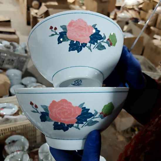 摆件盘子碗茶壶啥都有