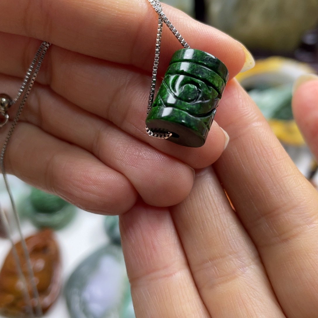 翡翠未镶嵌颈饰牌子