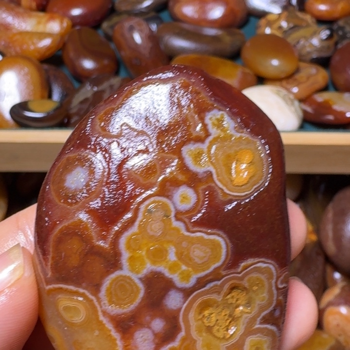 石***好瓷片马达加斯加奇石手把件浮雕