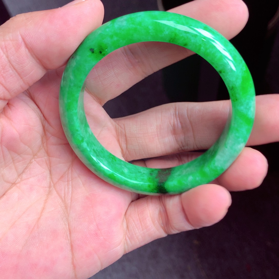 翡翠手镯未镶嵌翡翠