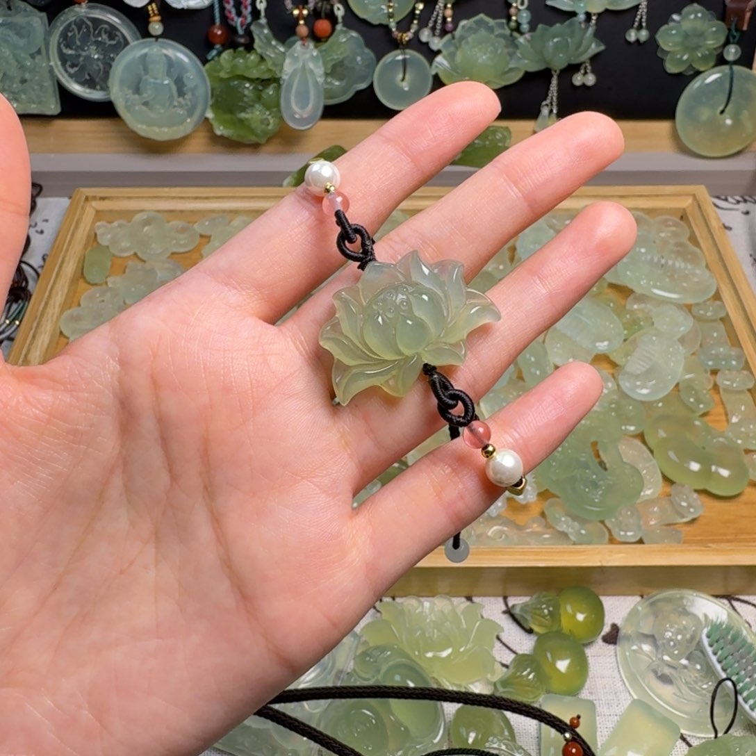 蛇纹石玉颈饰未镶嵌