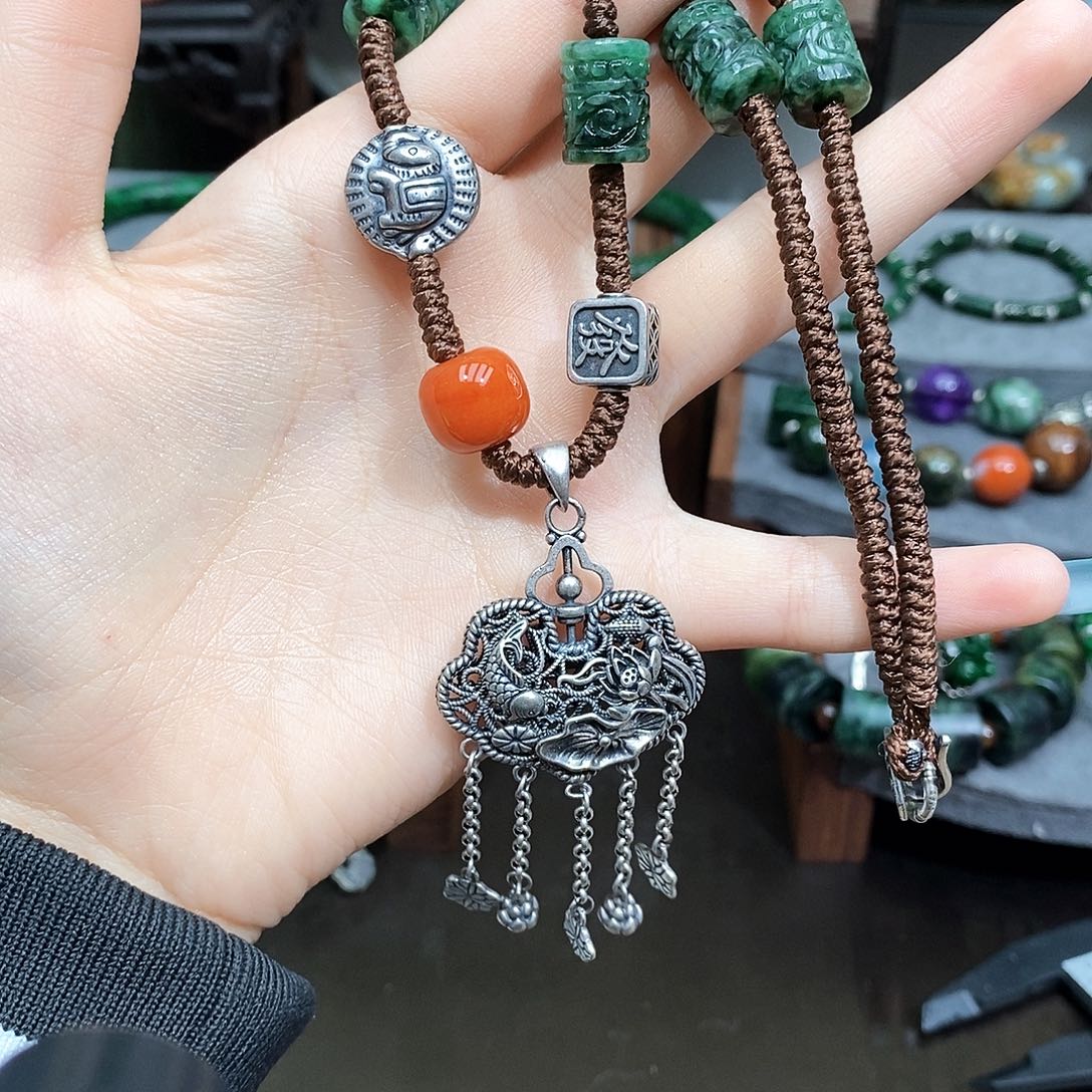 翡翠未镶嵌颈饰漂亮美眉