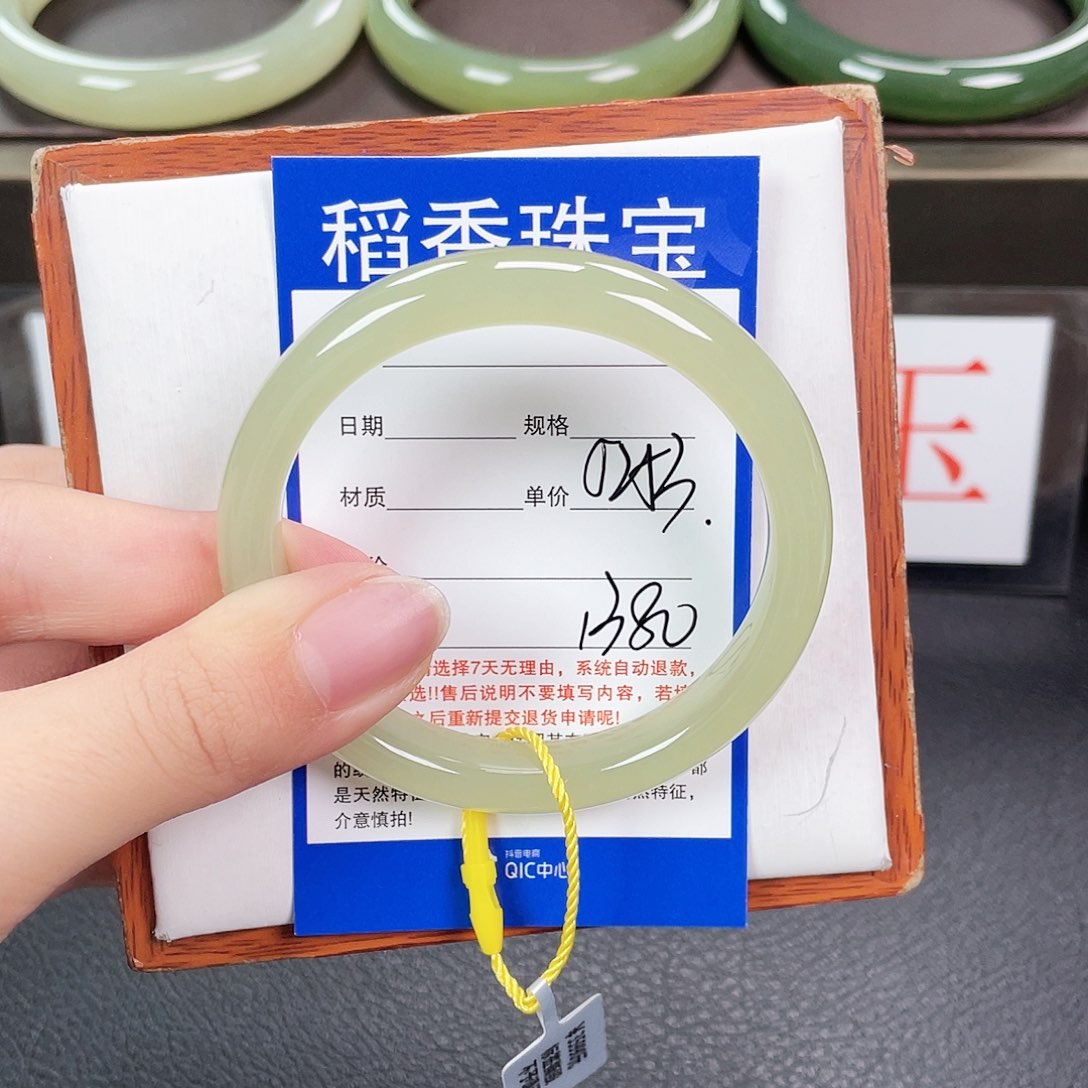 和田玉手镯未镶嵌