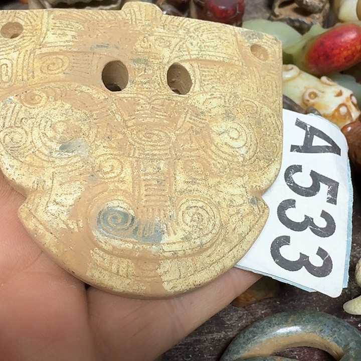 蛇纹石玉颈饰未镶嵌