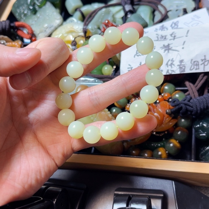 透闪石质玉颈饰未镶嵌李**吖