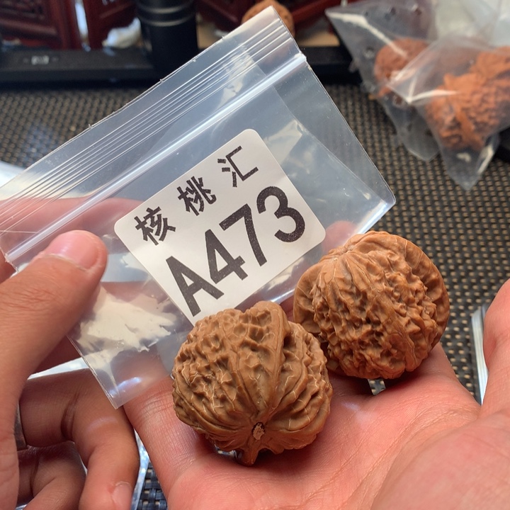 文玩核桃吊坠金麒麟