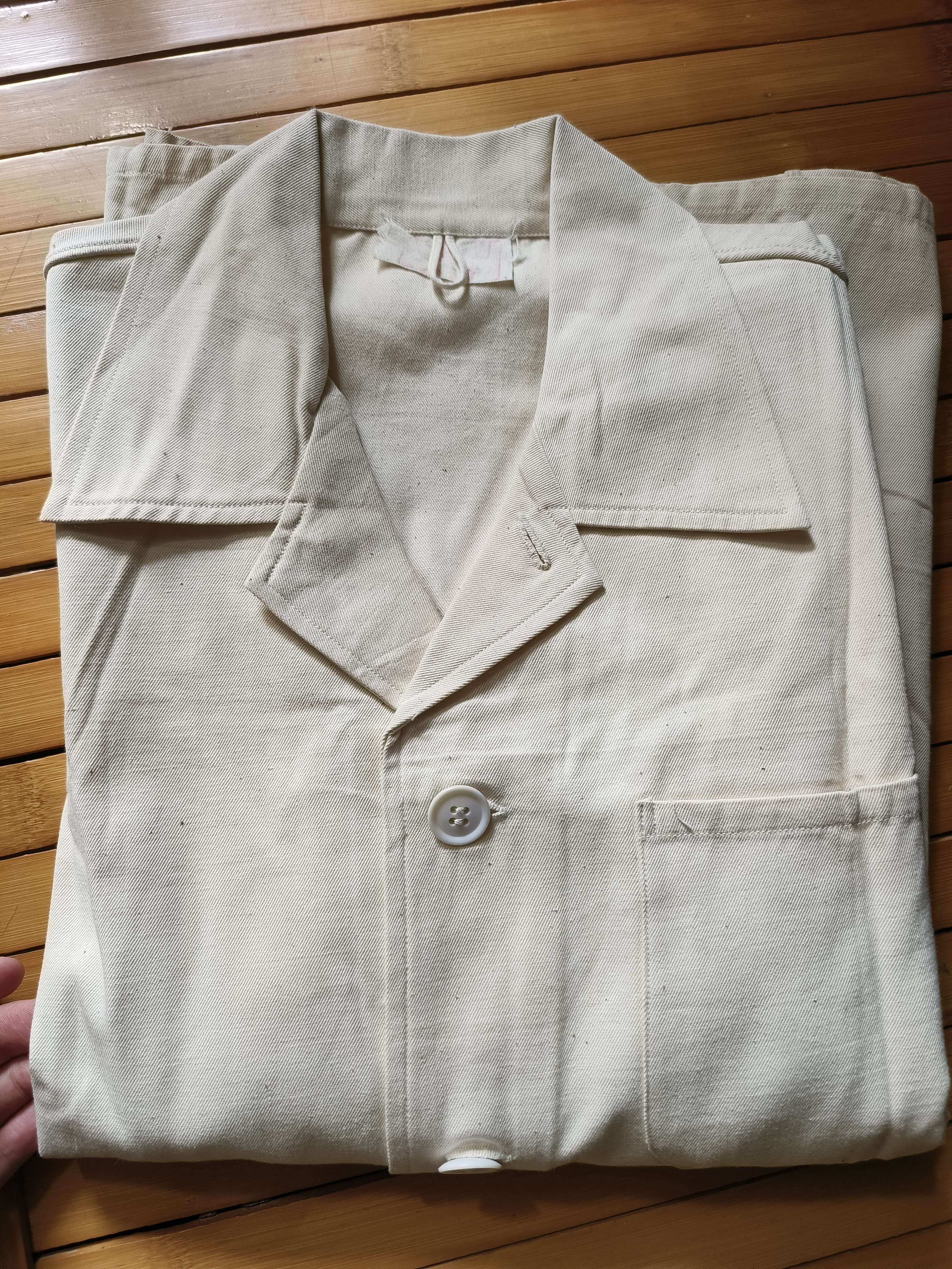 老式白色帆布衬衫