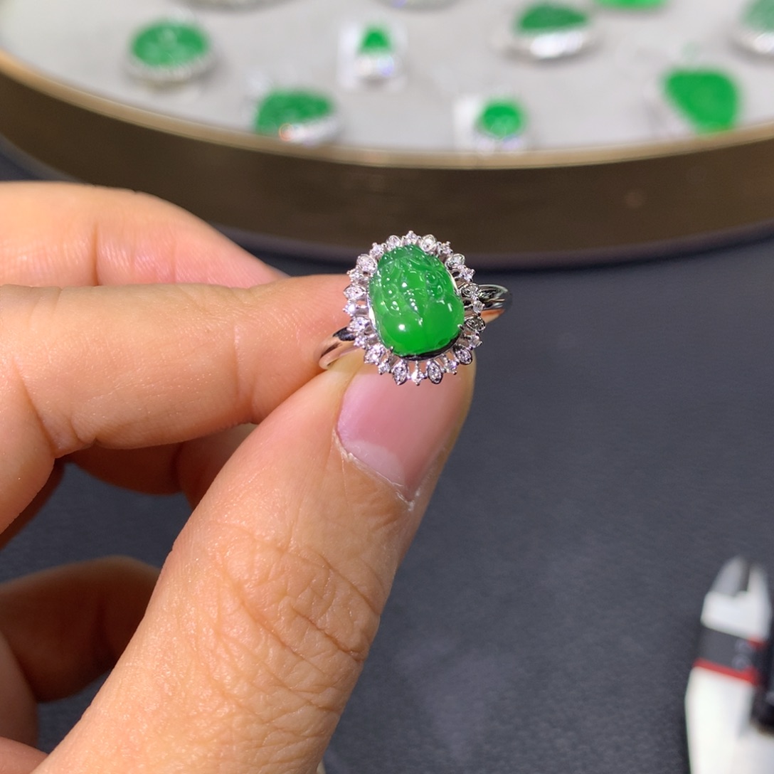 翡翠戒指18K金镶嵌翡翠