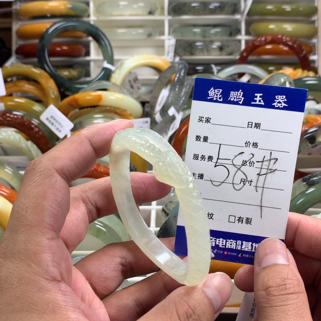 蛇纹石玉手镯未镶嵌