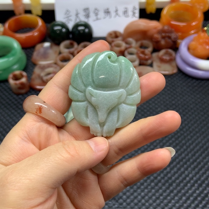 石英质玉未镶嵌颈饰