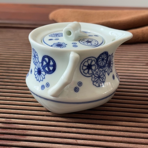 白瓷竹节手抓公道壶
