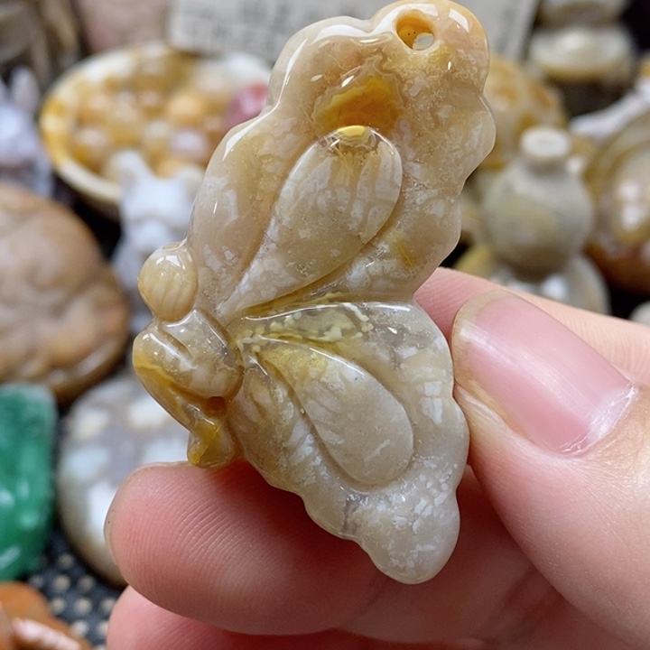 硅化珊瑚（珊瑚玉）颈饰未镶嵌