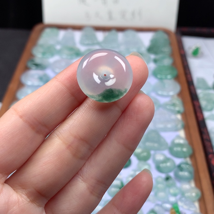 颈饰未镶嵌翡翠冰种飘花肥扣子