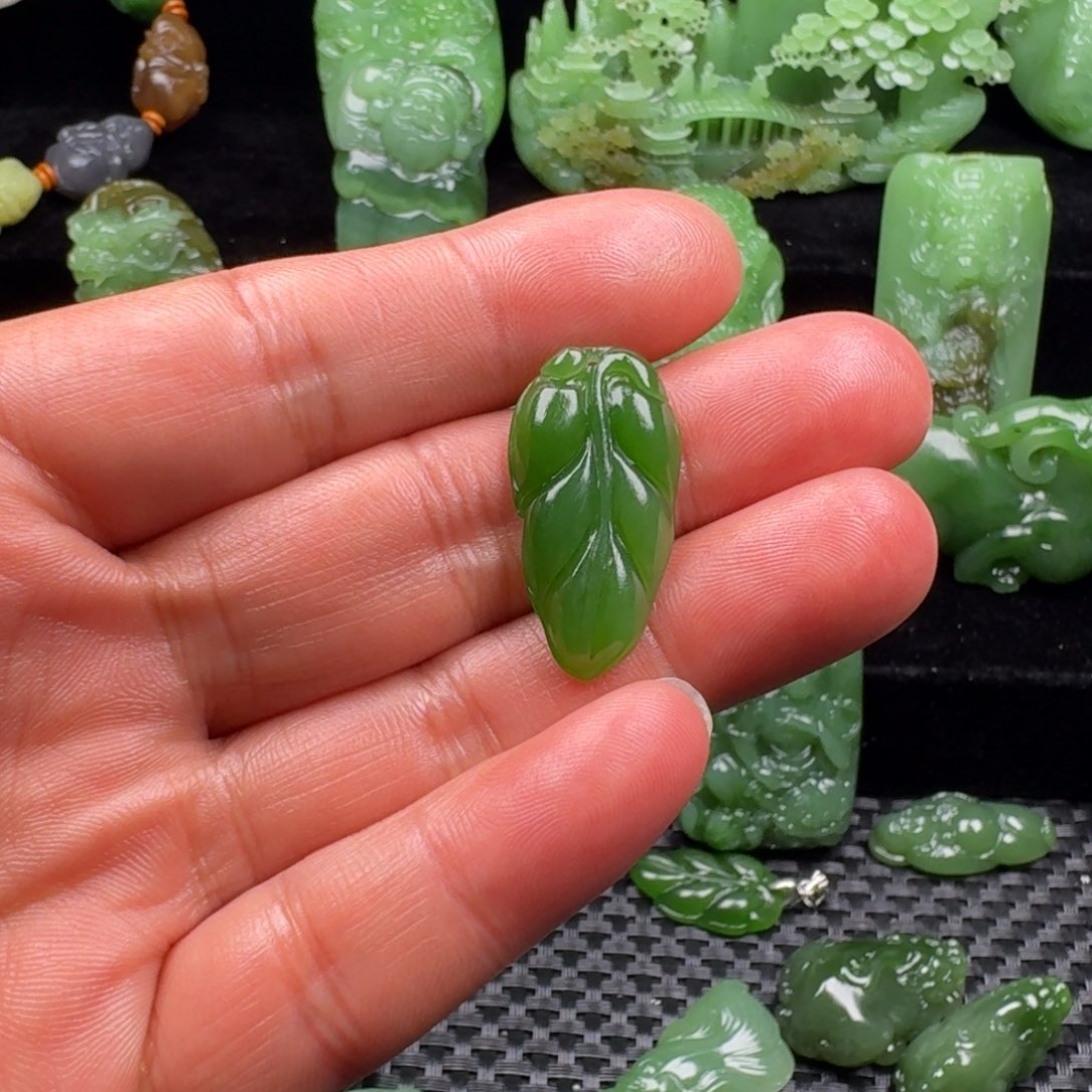 秋***爽和田玉未镶嵌耳饰