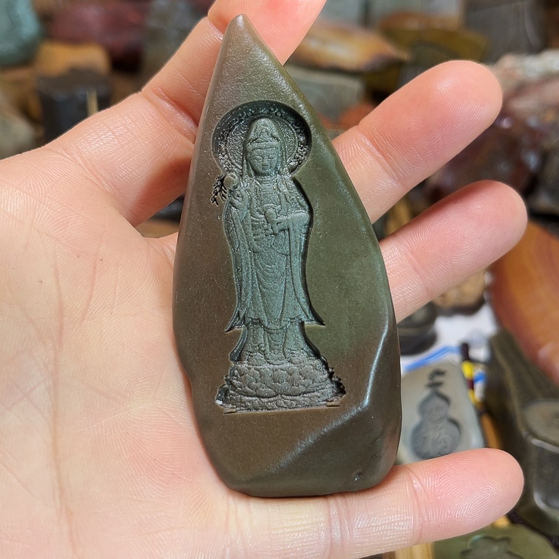 新疆原石雕刻手把件