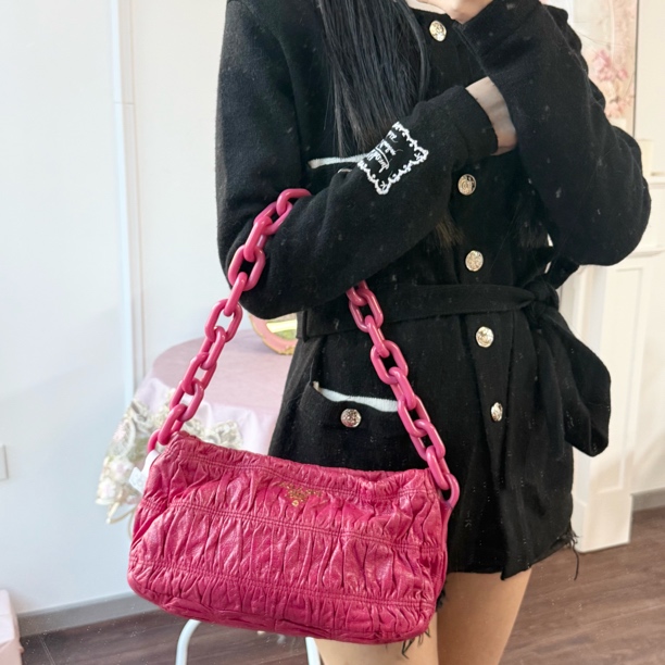 95新 Prada/普拉达 prada玫粉色褶皱树脂链条包