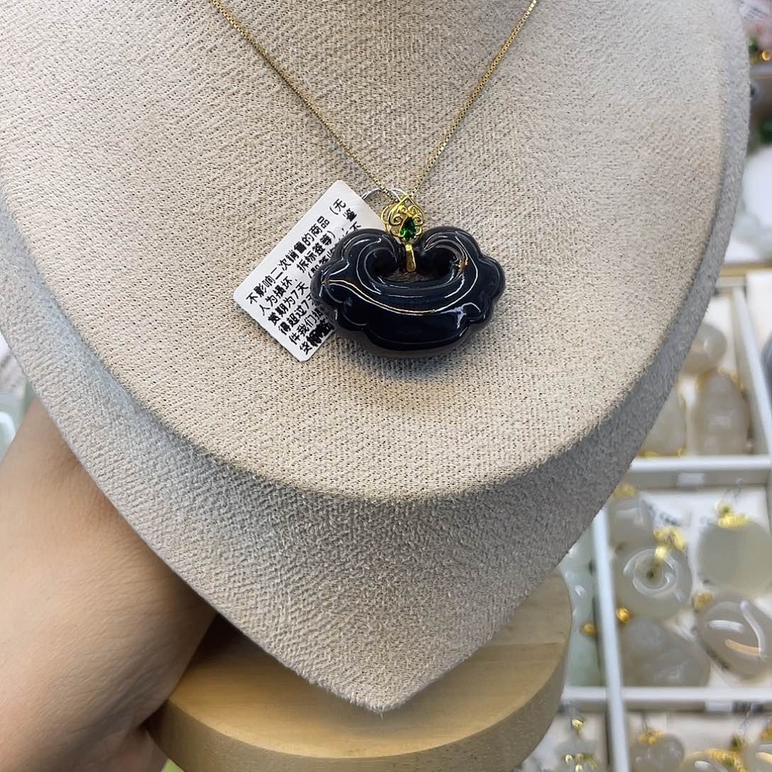 和田玉18K金镶嵌吊坠(赠链)