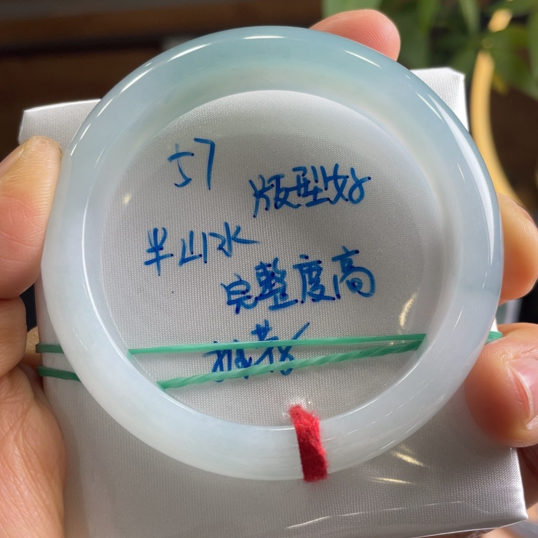 翡翠手镯未镶嵌翡翠