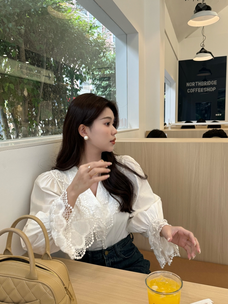 【庄周梦蝶】法式白色拼接蕾丝花边衬衫女设计感小众喇叭袖v领上衣