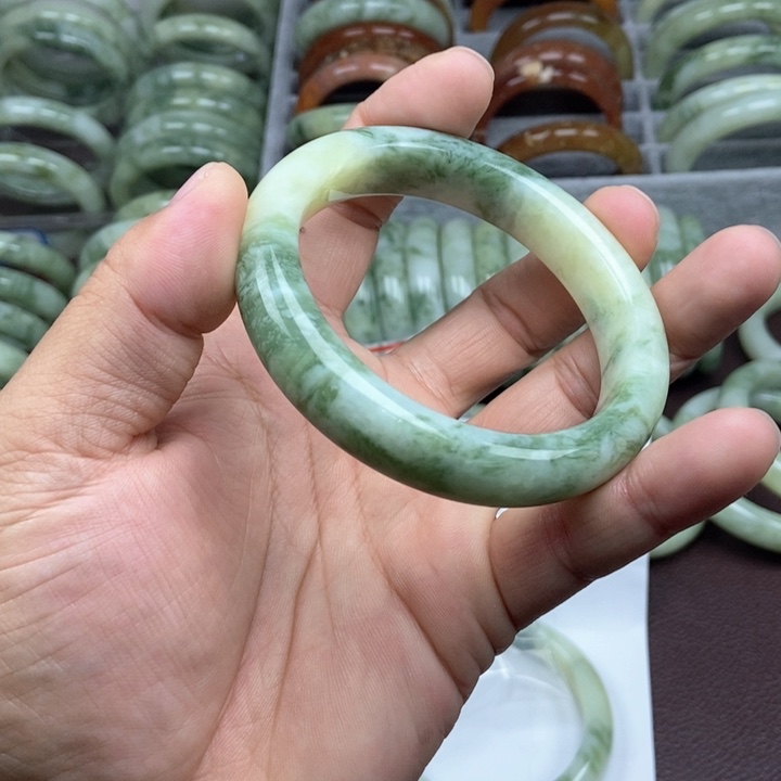 蛇纹石玉手镯未镶嵌（****）