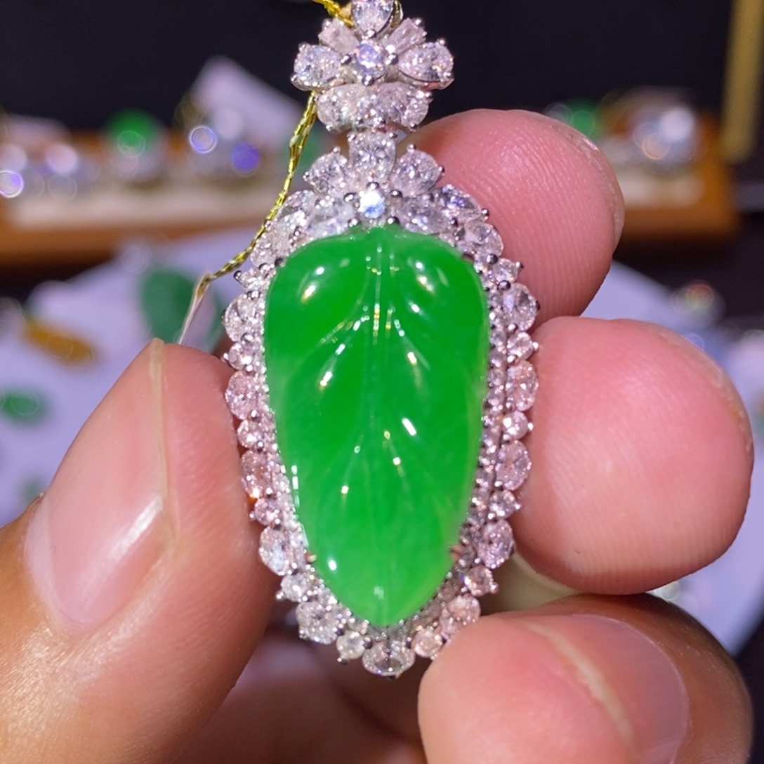 【闪购商品】吊坠(不含链)18K金镶嵌翡翠