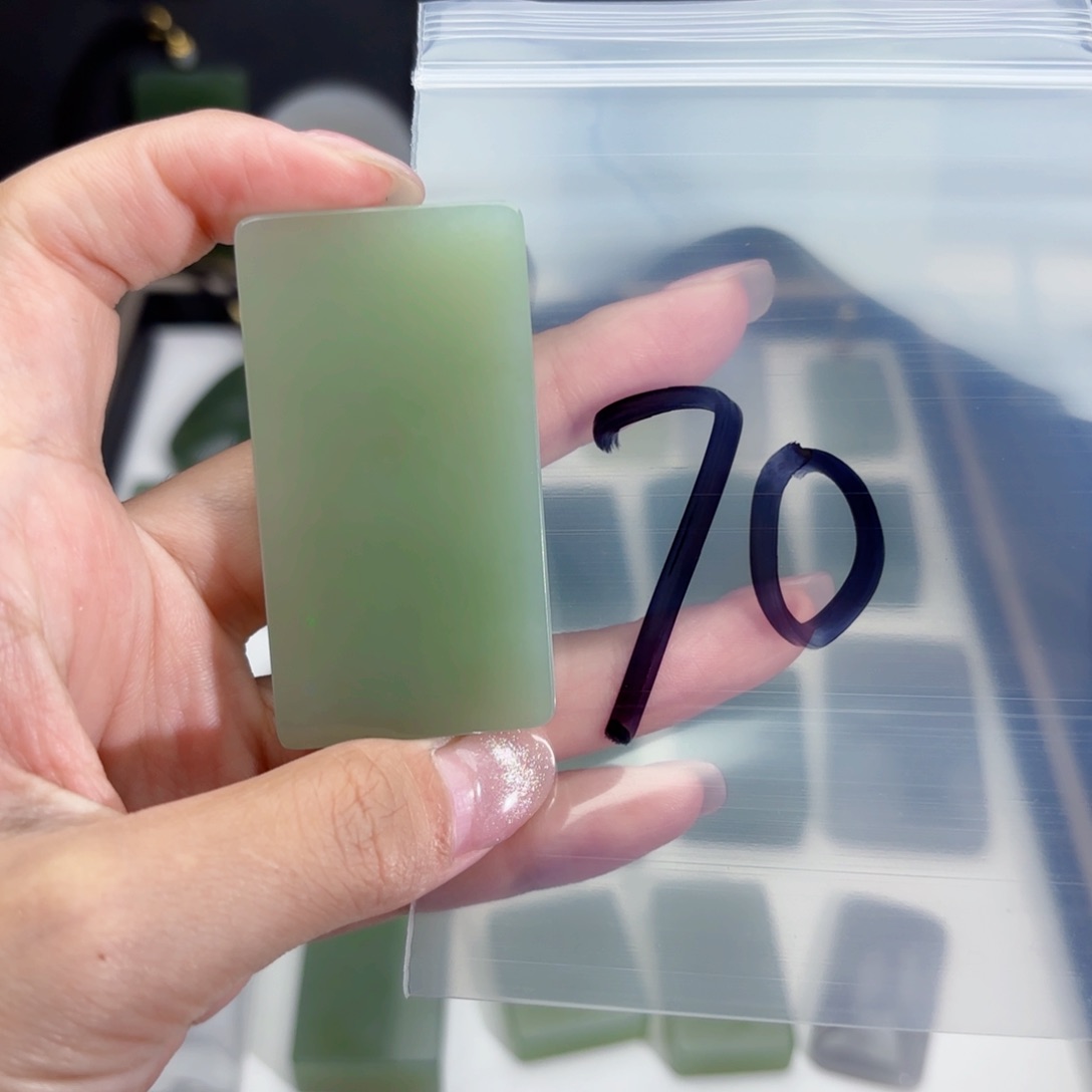 高***姐和田玉未镶嵌颈饰