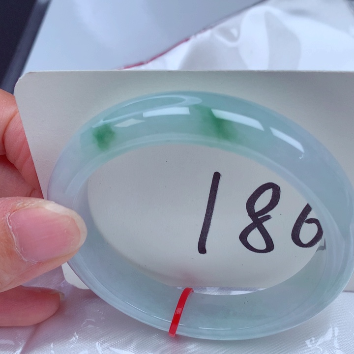 翡翠手镯未镶嵌翡翠