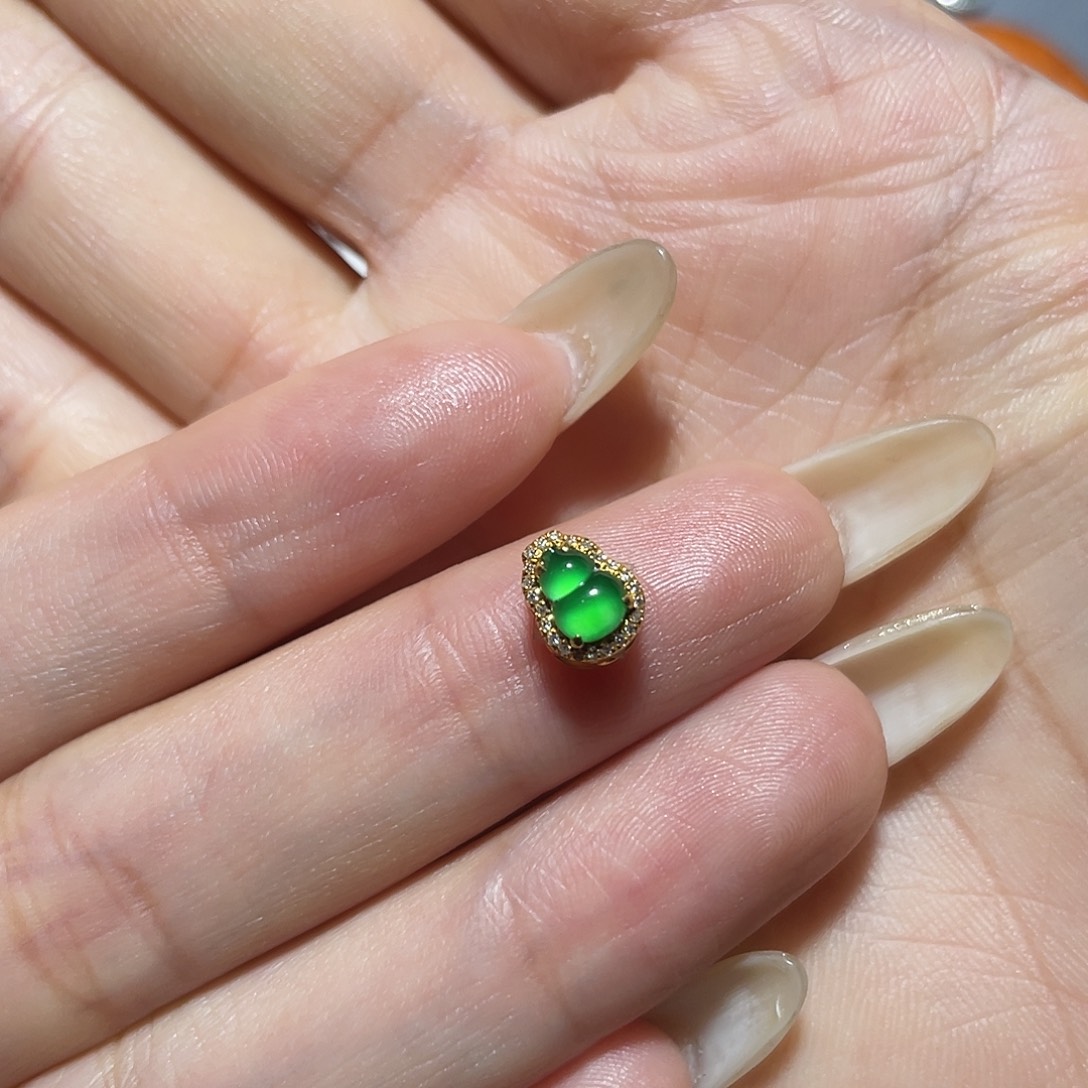 颜***颜翡翠18K金镶嵌吊坠(不含链)
