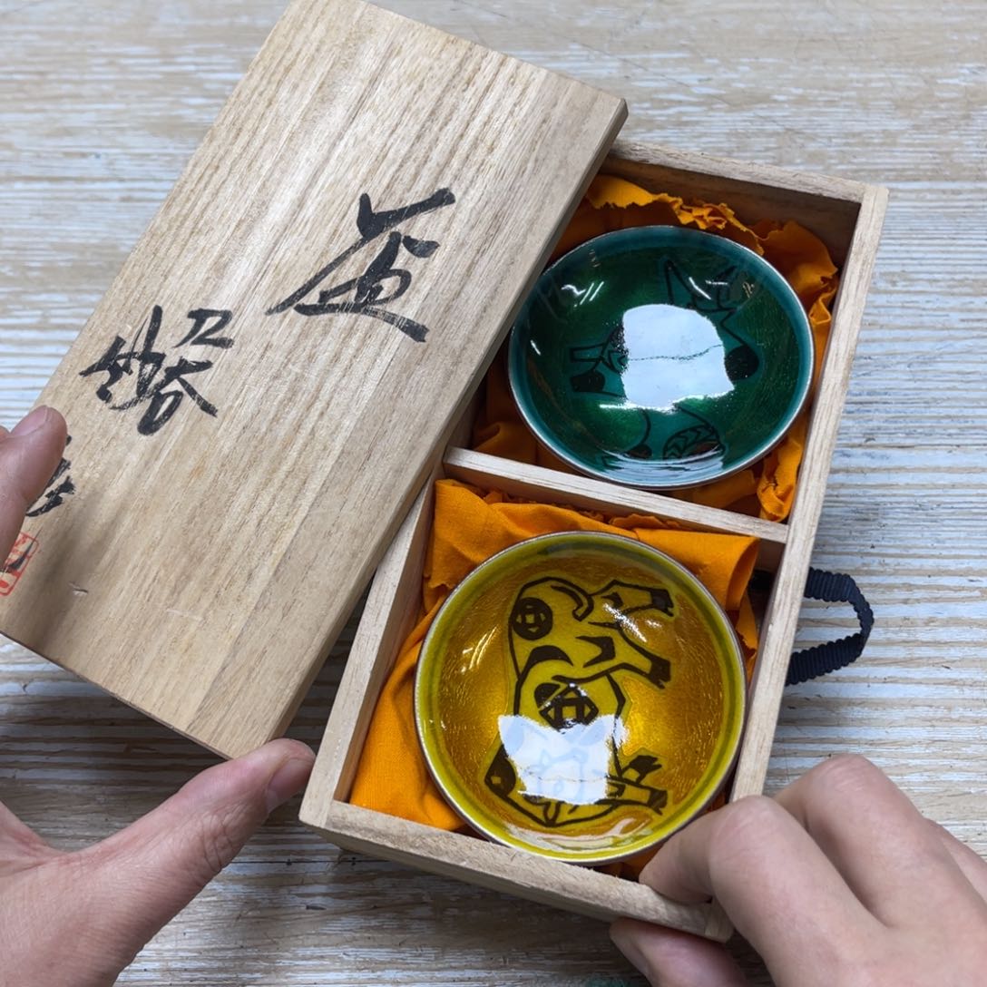 瓷片密密麻麻地排列着