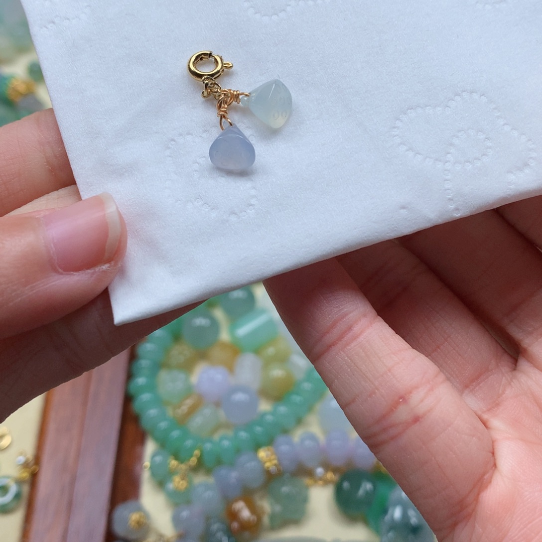 翡翠未镶嵌颈饰是