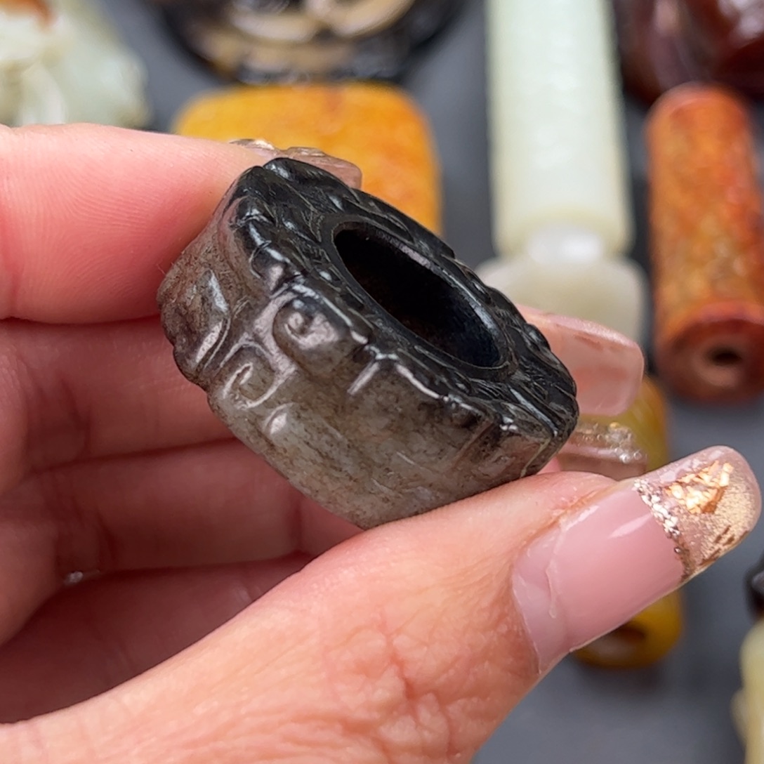 和田玉颈饰未镶嵌雨****屋