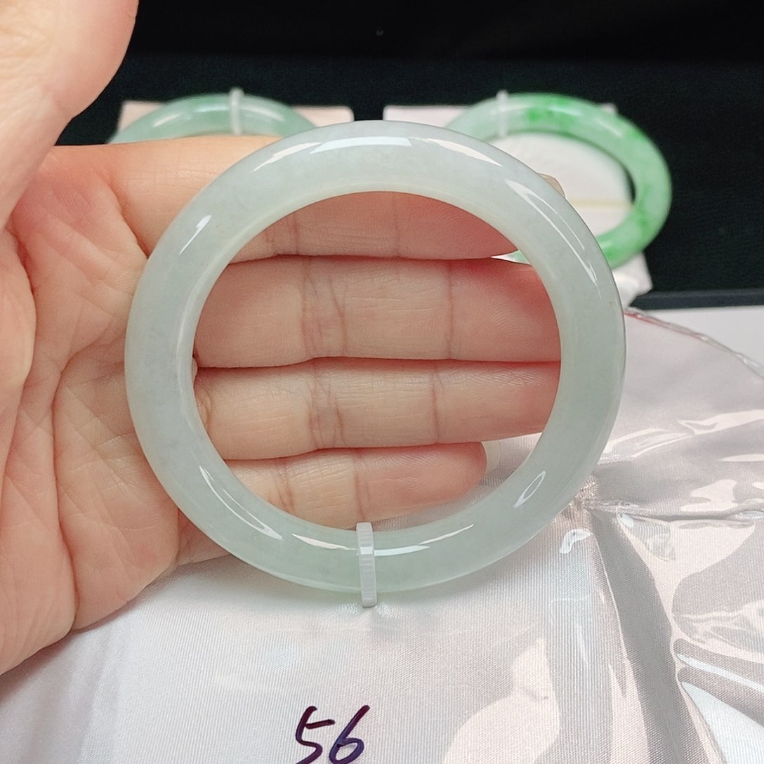 翡翠手镯未镶嵌正圆