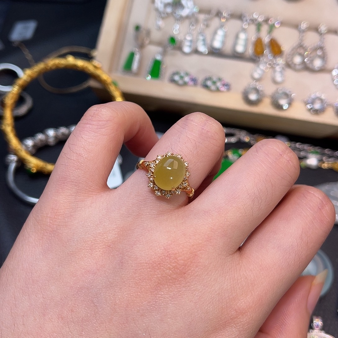 翡翠18K金镶嵌戒指蛋面