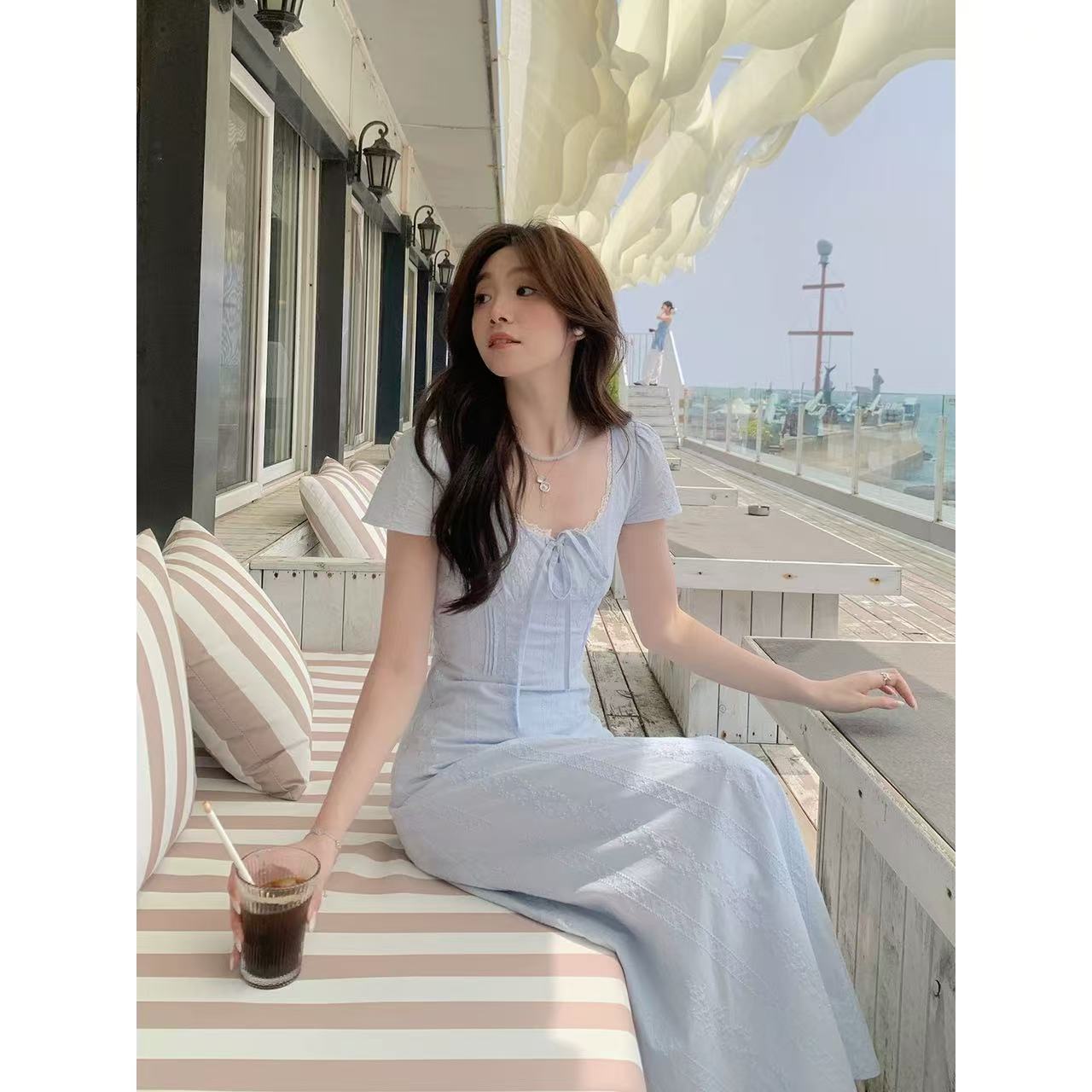 温柔风蕾丝拼接短袖连衣裙女2025新款设计感收腰显瘦A字短裙