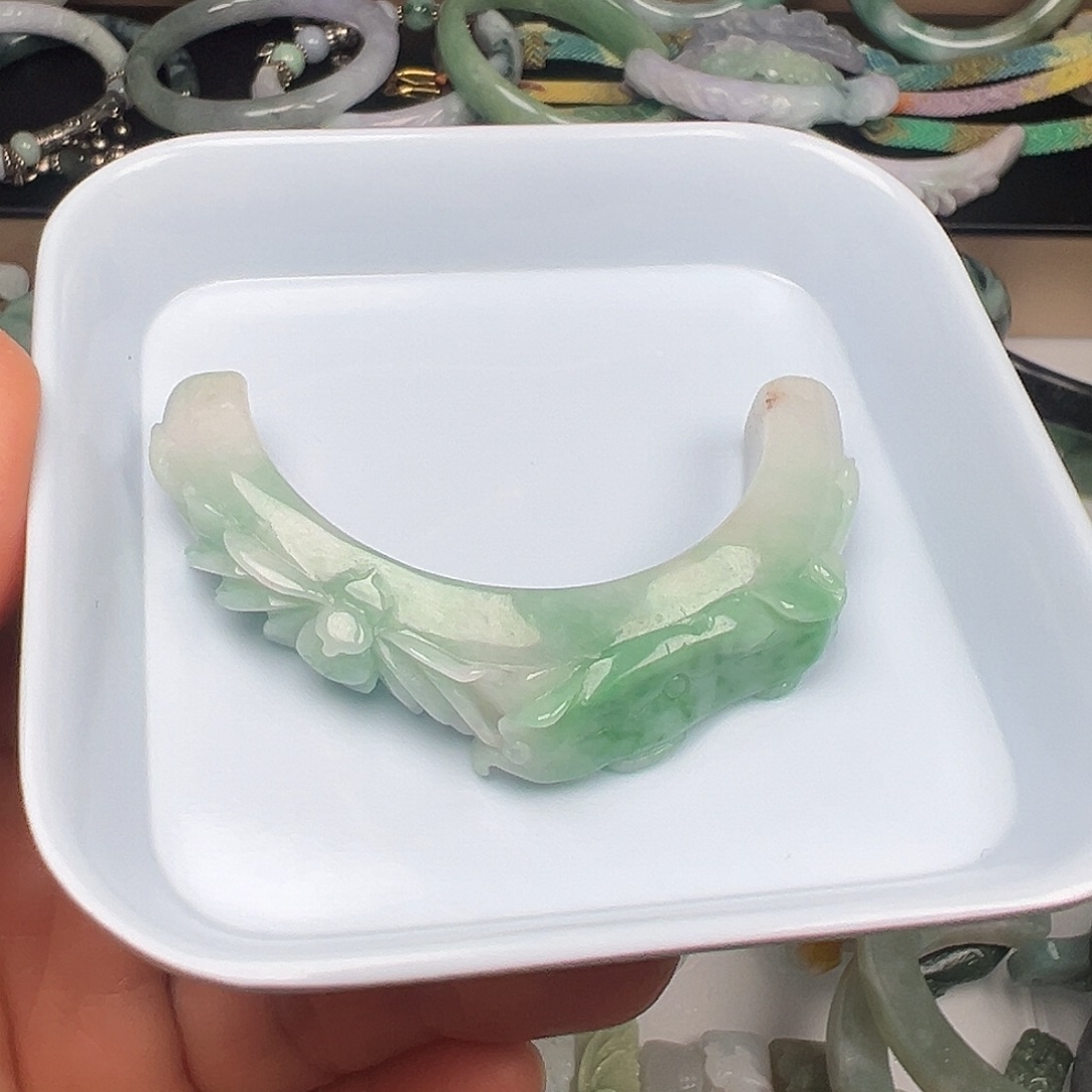 翡翠未镶嵌手镯（开口镯）牛奶底半镯