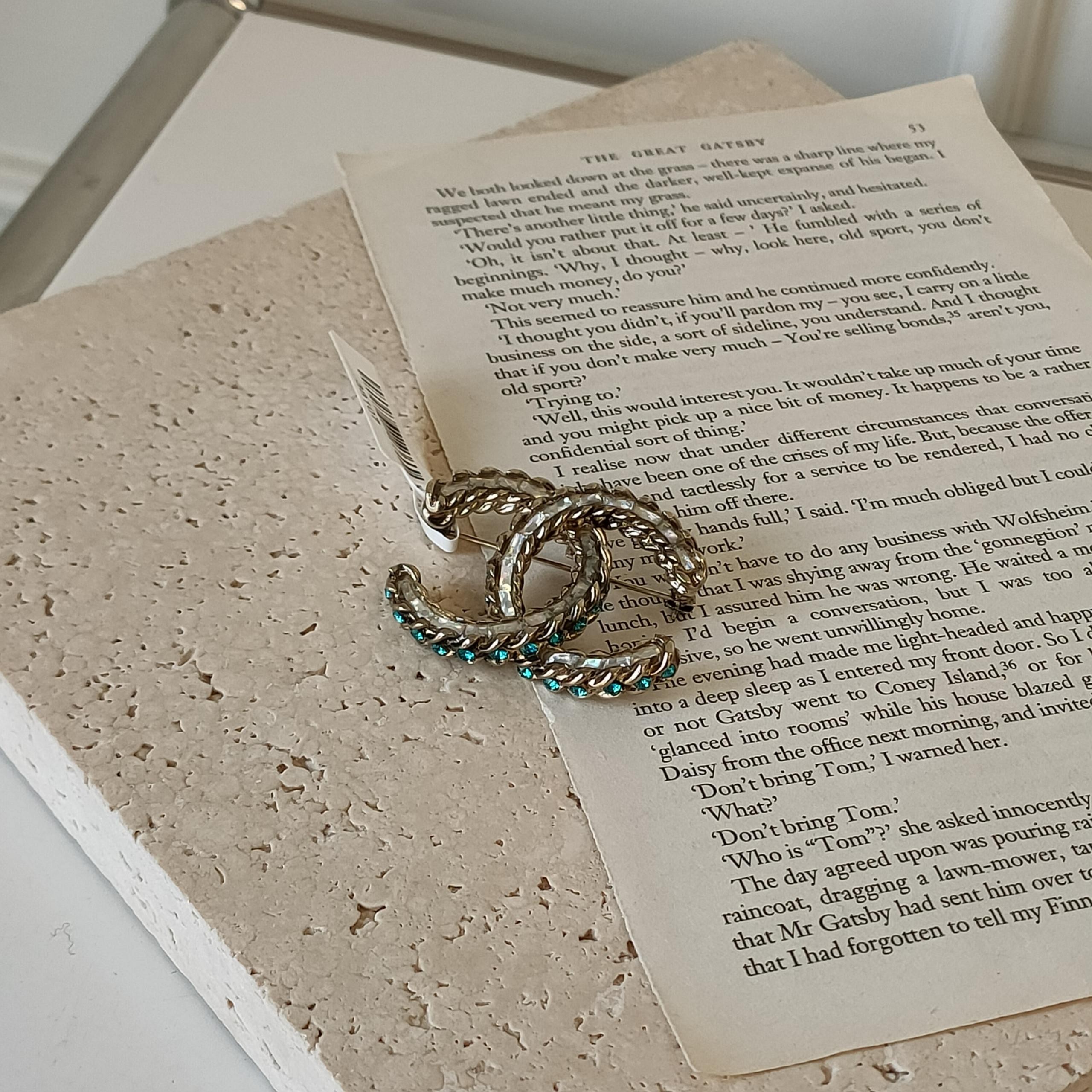 95新 Chanel/香奈儿 Azul-金色镭射蓝色边钻双Clogo胸针38107