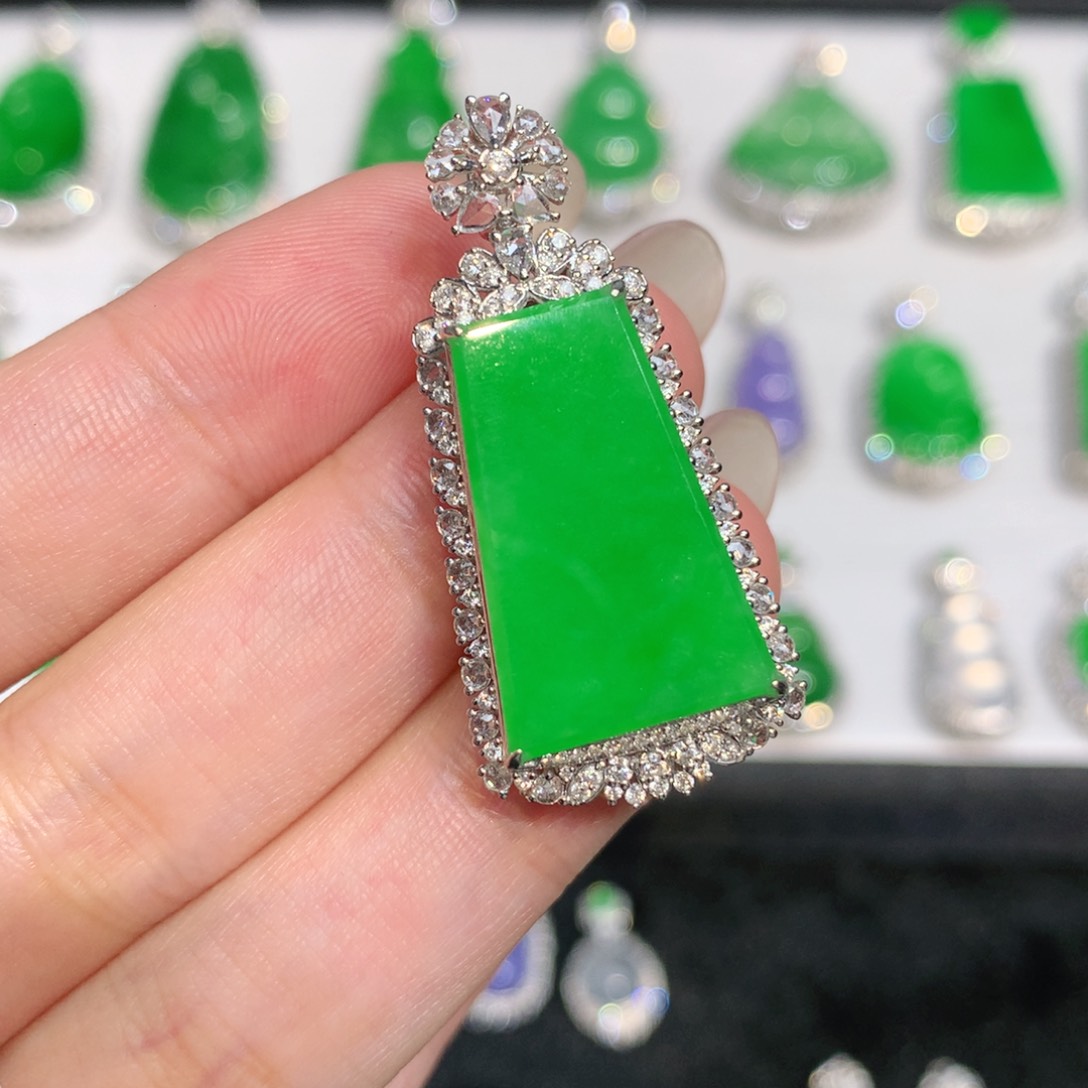 翡翠18K金镶嵌颈饰吊坠