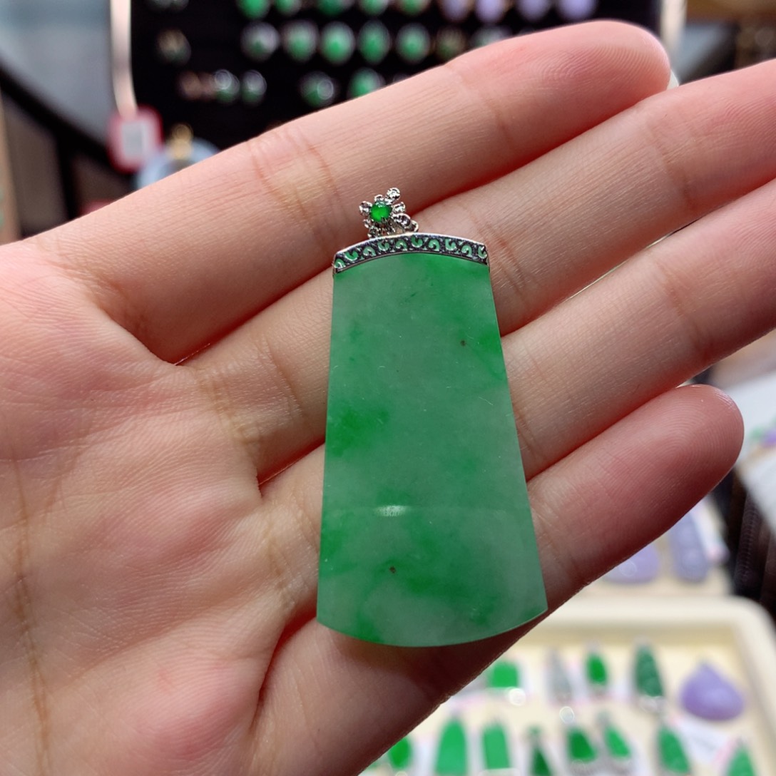 翡翠18K金镶嵌颈饰翡翠