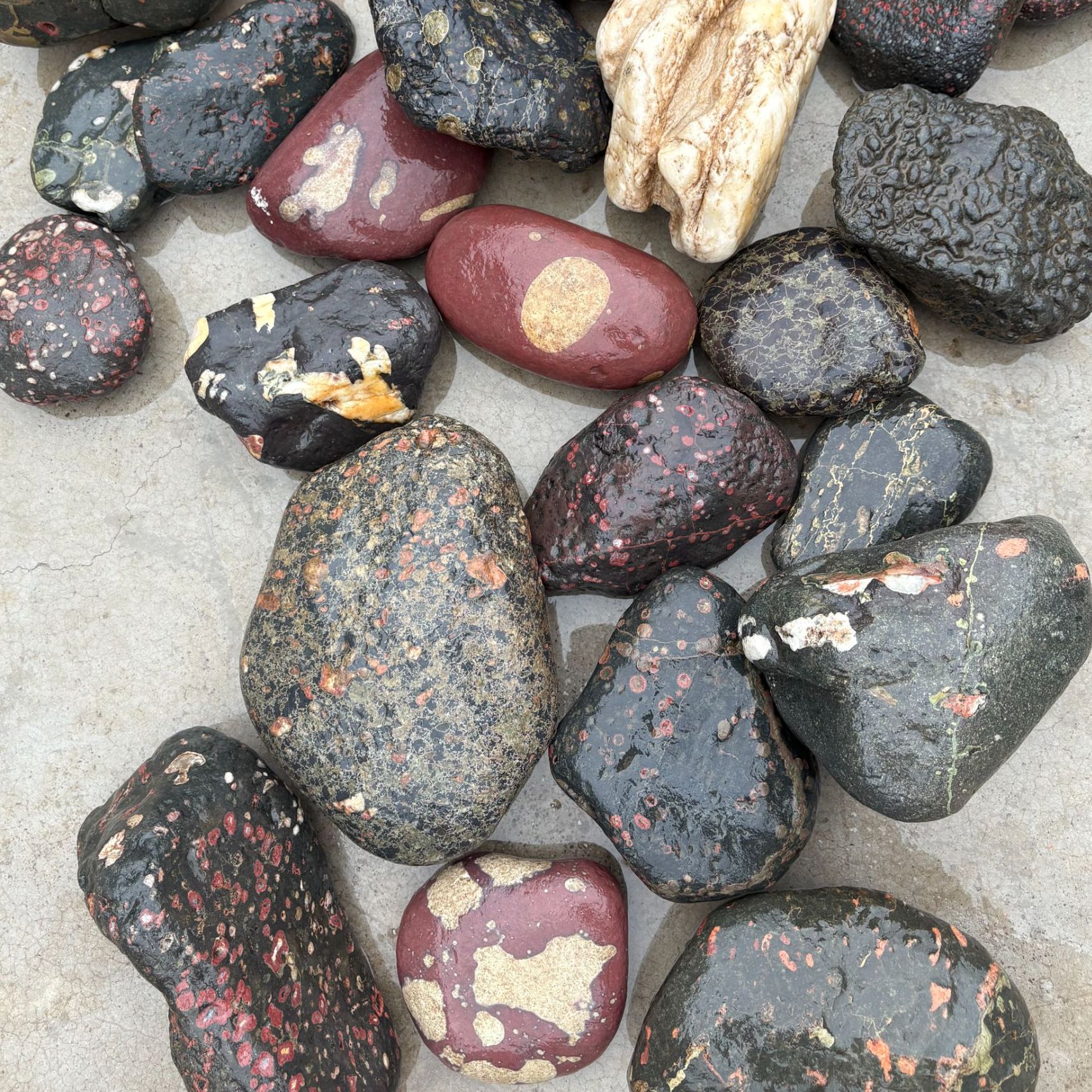 家居天然原石摆件（梅花荷花人物造型）