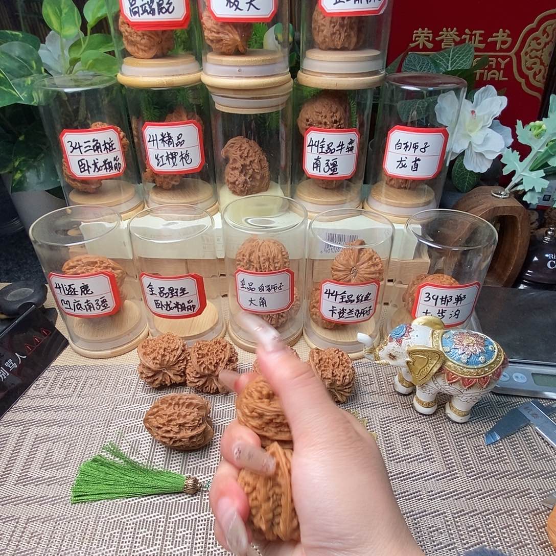 看***着把件文玩核桃卧龙……