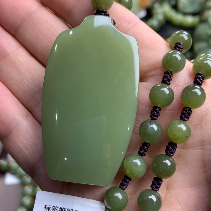 花***朵吊坠(赠链)未镶嵌透闪石质玉