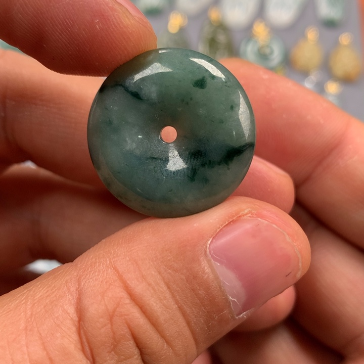 翡翠颈饰未镶嵌平安扣