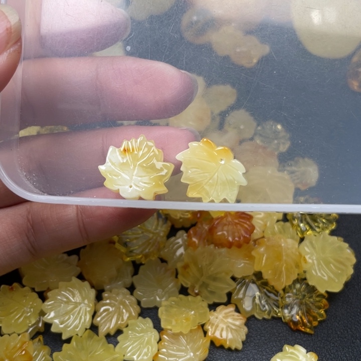 无***语琥珀未镶嵌裸石蜜蜡