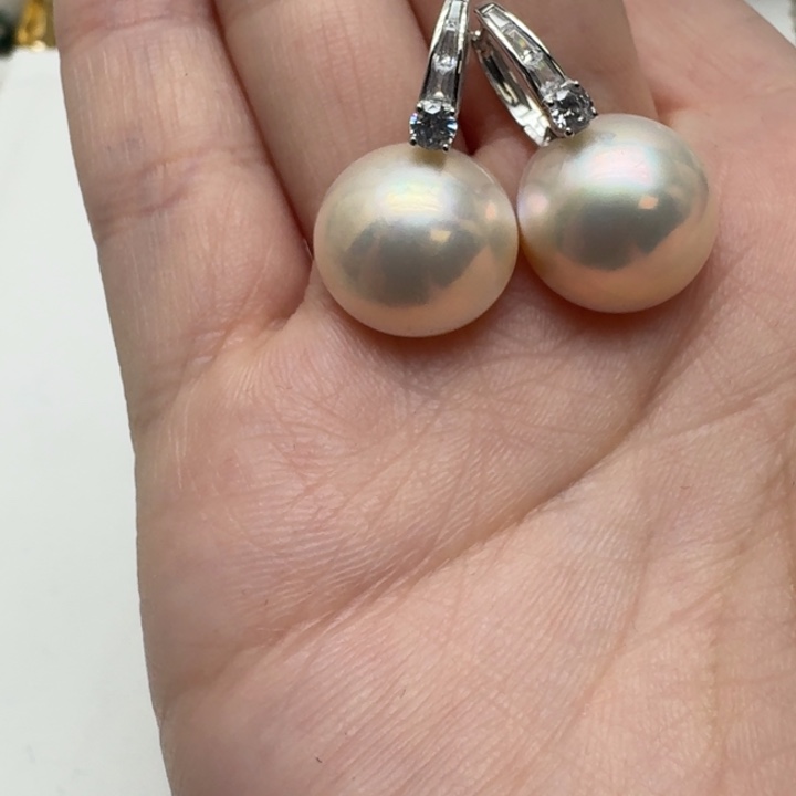 拼合珍珠（马贝珠）耳饰18K金镶嵌